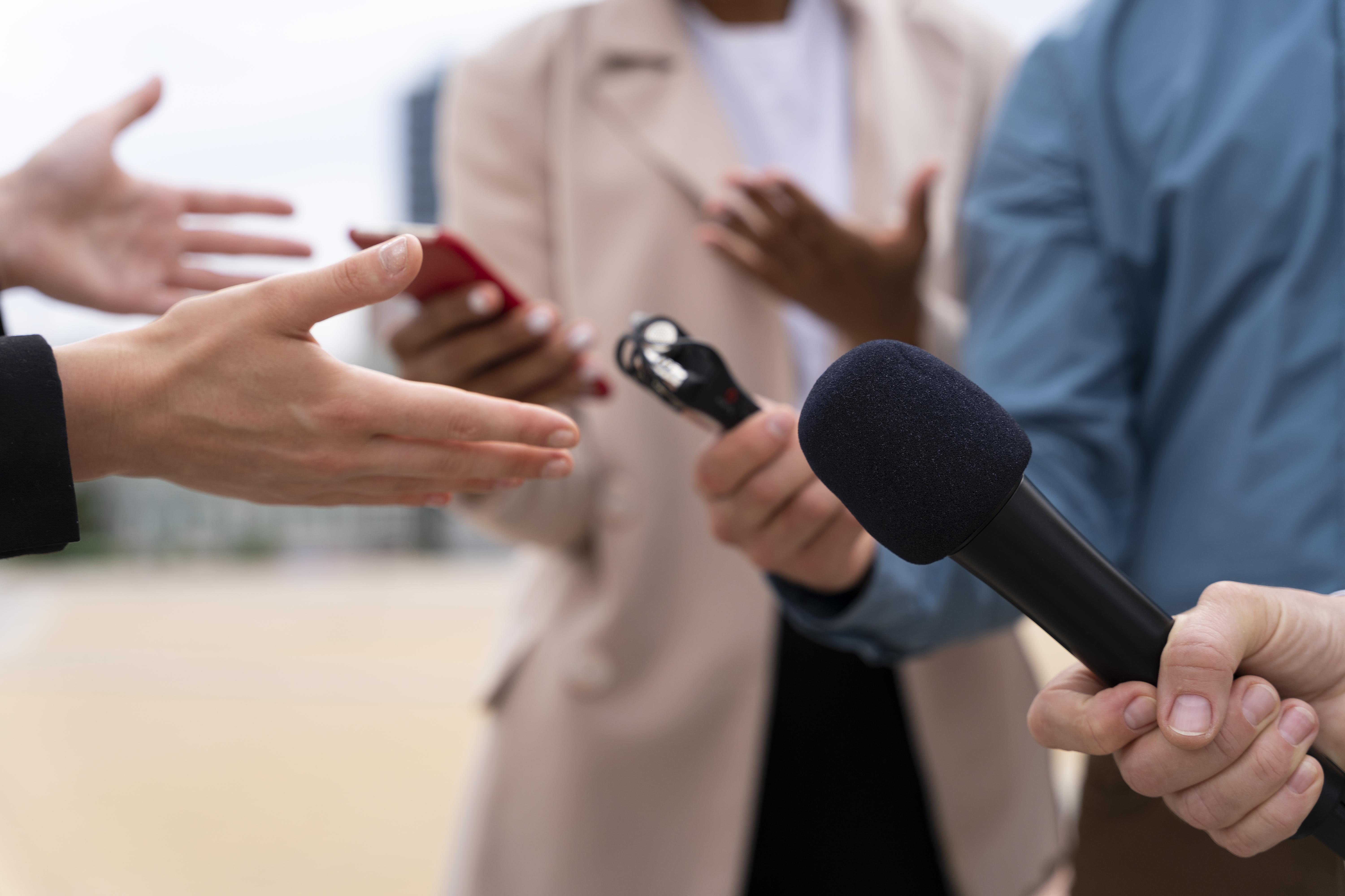 Personnes Prenant Une Entrevue A L Exterieur